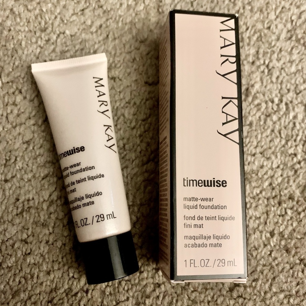 TimeWise® Matte-Wear® Liquid Foundation / Beige 6